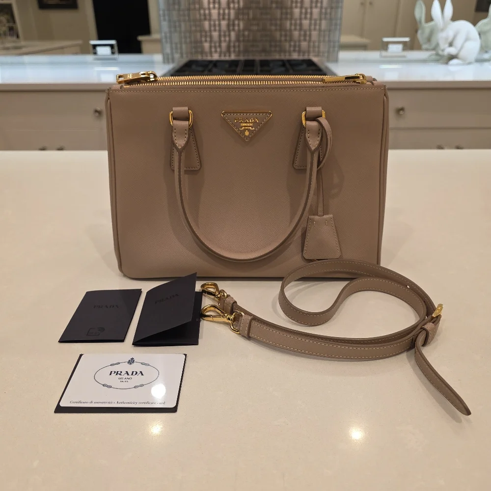 💯 Authentic Prada | Galleria Medium Saffiano Leather bag - Picture 13 of 17